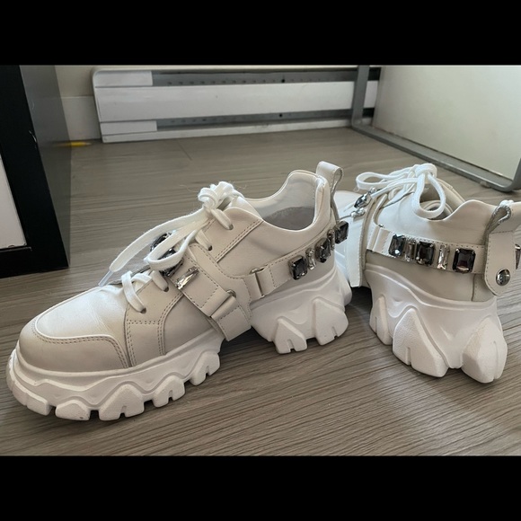 White handcrafted sneakers - Picture 3 of 6
